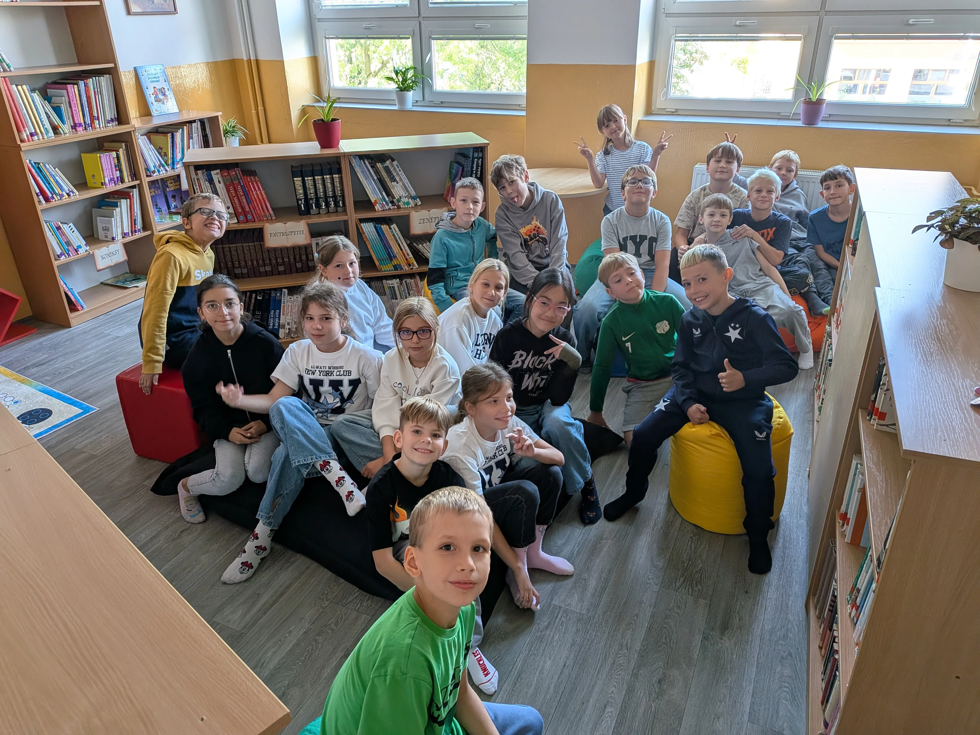 HODINA VE ŠKOLNÍ KNIHOVNĚ 